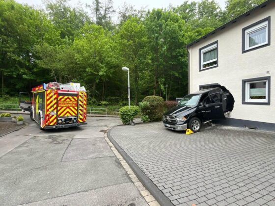 Unfall in Ennepetal: Pkw kracht rückwärts durch die Küchenwand