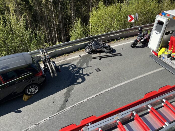 Unfall auf der L619 bei Plettenberg: Motorradfahrer verstirbt nach Kollision