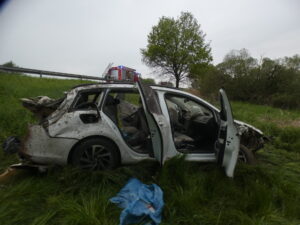 Unfall auf der B7 bei Warburg: Linienbus schiebt Autos zusammen
