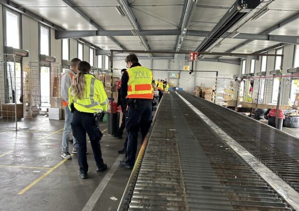 Schwerpunktprüfung gegen Schwarzarbeit: Zoll kontrolliert Paketbranche