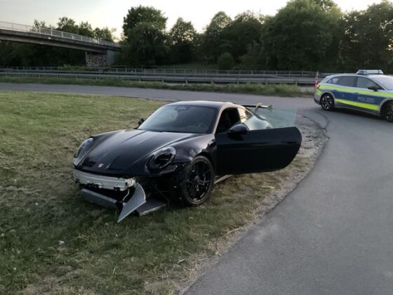 Unfall auf der A66: Porsche-Fahrer nach Crash auf der Flucht