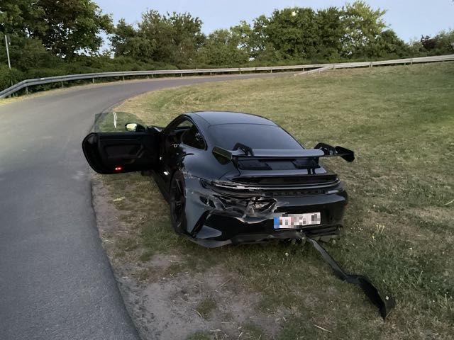 Unfall auf der A66: Porsche-Fahrer nach Crash auf der Flucht