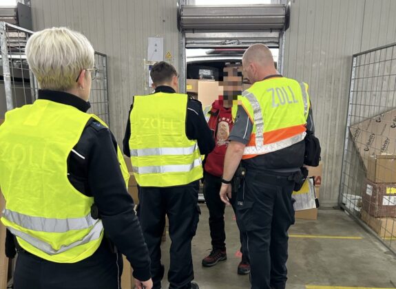 Schwerpunktprüfung gegen Schwarzarbeit: Zoll kontrolliert Paketbranche