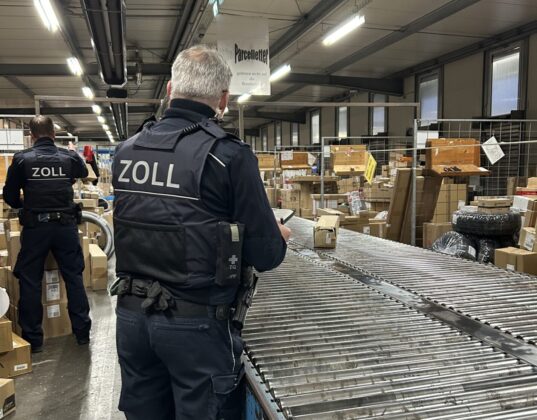 Schwerpunktprüfung gegen Schwarzarbeit: Zoll kontrolliert Paketbranche