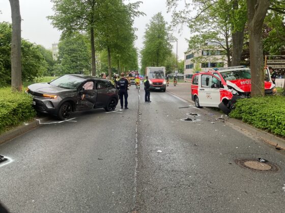 Unfall in Dortmund-Kirchlinde: Notarztwagen prallt gegen Baum