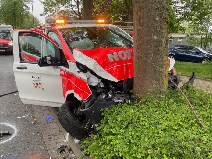Unfall in Dortmund-Kirchlinde: Notarztwagen prallt gegen Baum