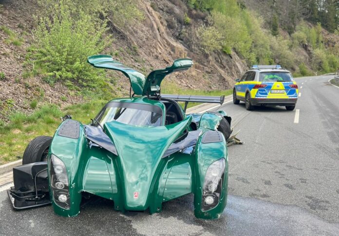 Unfall auf der B498 bei Altenau: Sportwagen kracht in Schutzplanke