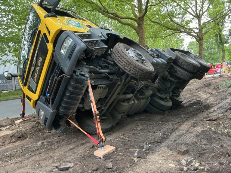 Einsatz in Werne: Kipplaster stürzt auf Baustelle um