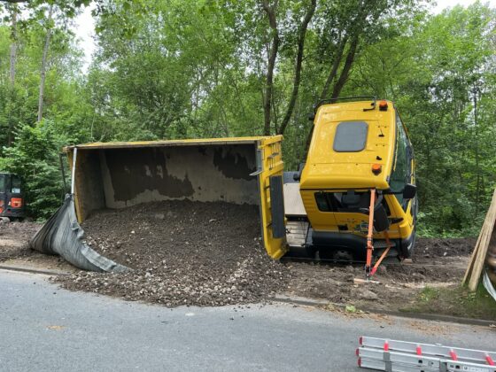 Einsatz in Werne: Kipplaster stürzt auf Baustelle um