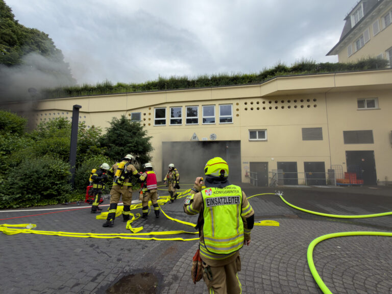 Brand am Petersberg: Zwei Pkw brennen in Hotel-Tiefgarage aus