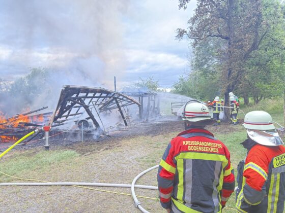 Scheunenbrand in Überlingen: Landwirtschaftliches Gebäude brennt nieder