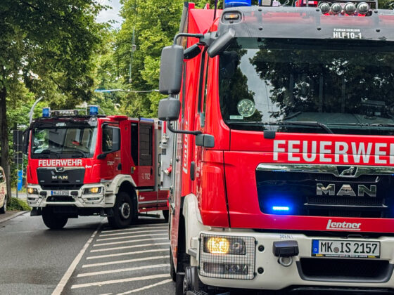 Pkw-Brand in Iserlohn: Motorraum eines Audi brennt aus