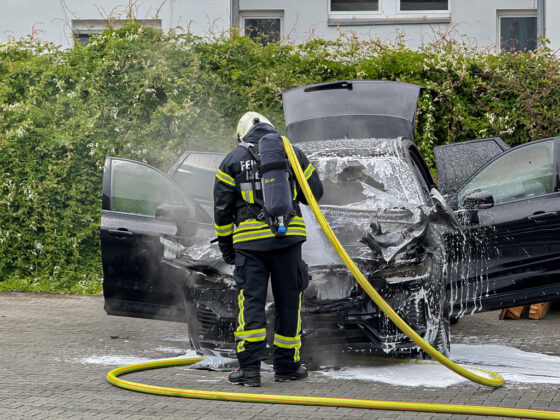 Pkw-Brand in Iserlohn: Motorraum eines Audi brennt aus