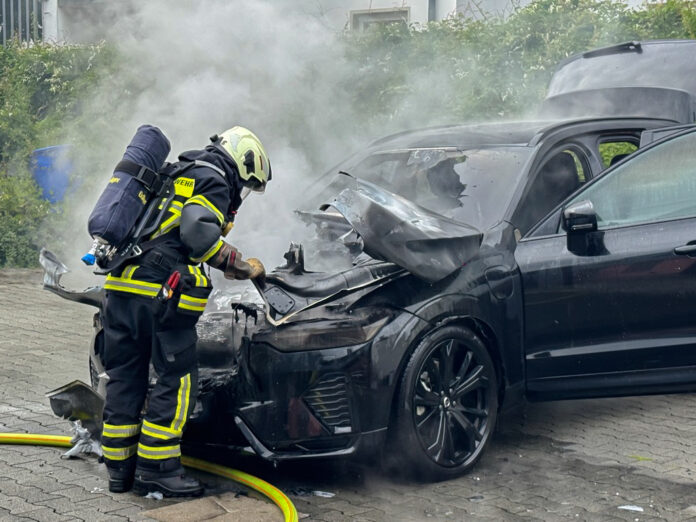 Pkw-Brand in Iserlohn: Motorraum eines Audi brennt aus