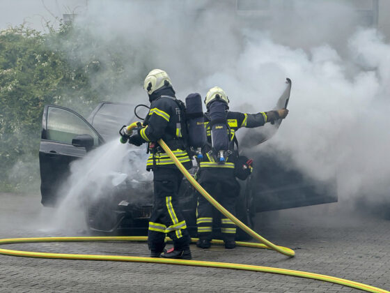 Pkw-Brand in Iserlohn: Motorraum eines Audi brennt aus
