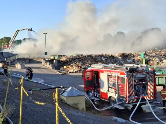 Großbrand in Simmozheim: Restmüll auf Entsorgungsanlage brennt