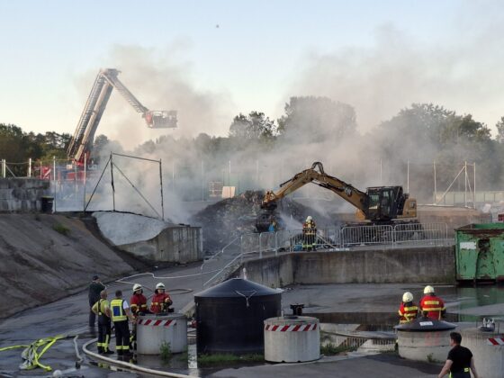 Gro&szlig;brand in Simmozheim: Restm&uuml;ll auf Entsorgungsanlage brennt