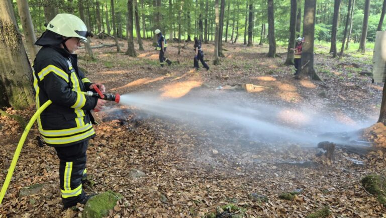 Versteckter Schwelbrand im Wald fordert den Einsatz der Feuerwehr Stockum-Püschen am Sonntagmorgen