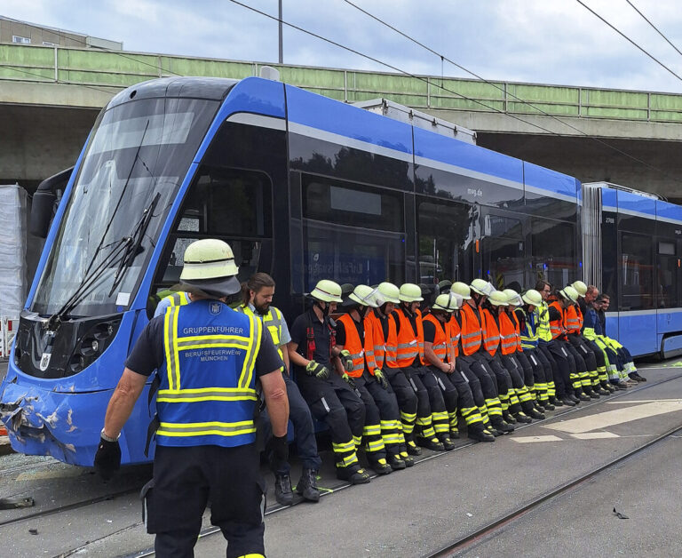 Feuerwehr in München: Entgleiste Tram, Gasalarme und Drohneneinsatz