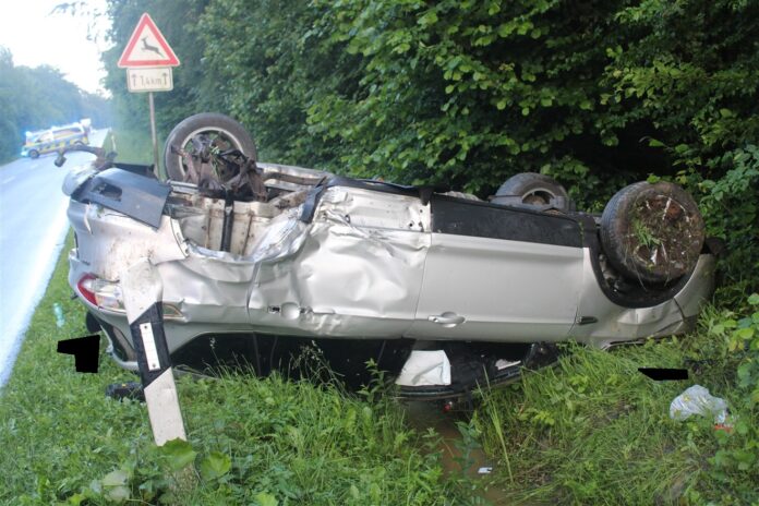Unfall an der Lavelsloher Straße: Pkw überschlägt sich mehrfach