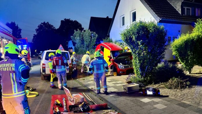 Unfall in Ratingen: Pkw landet rückwärts auf Mülltonnen