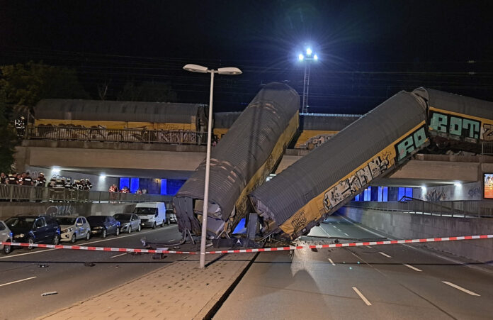 Zugunglück in München: Güterwaggons stürzen von Brücke