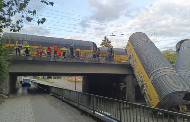 Zugunglück in München: Güterwaggons stürzen von Brücke