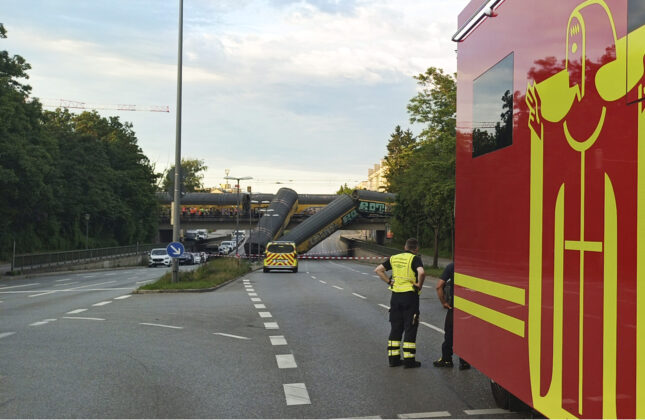 Zugunglück in München: Güterwaggons stürzen von Brücke