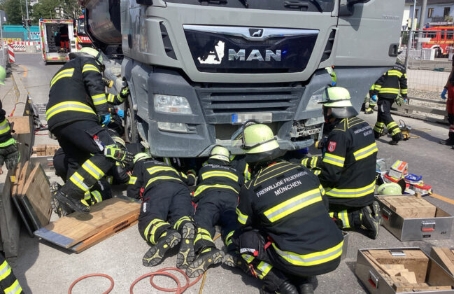 Unfall im Stadtteil Laim: 80-j&auml;hrige Radfahrerin von Lkw &uuml;berrollt