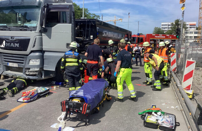 Unfall im Stadtteil Laim: 80-jährige Radfahrerin von Lkw überrollt