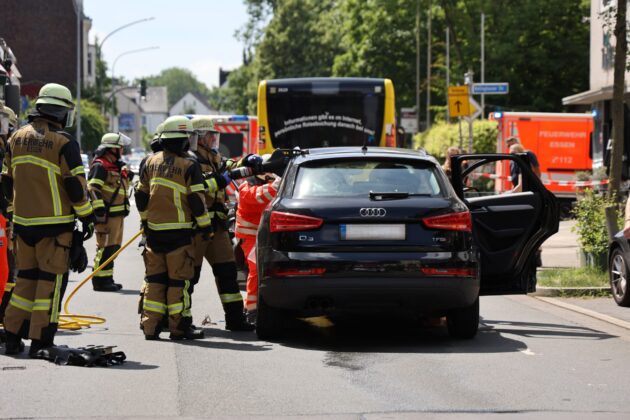 Unfall in Essen-Rellinghausen: Pkw-Fahrerin nach Kollision mit Bus eingeklemmt