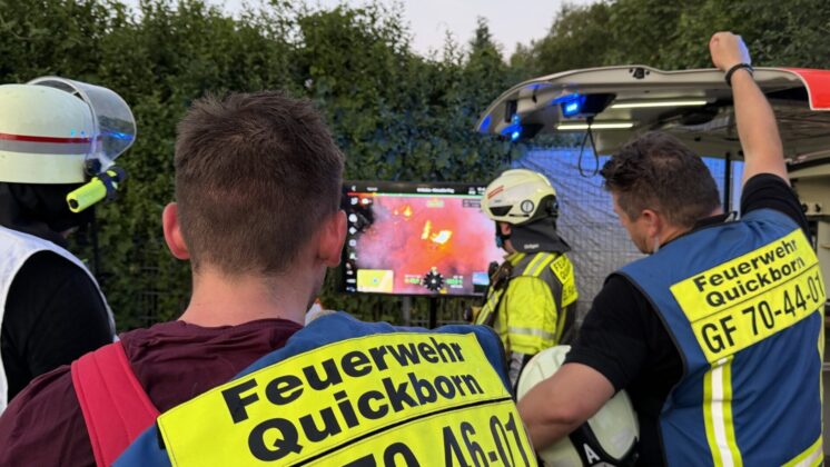 Freiwillige Feuerwehr Quickborn: Holzhaus brennt in Vollbrand aus