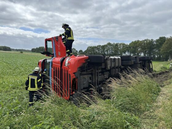 Unfall auf der Landesstra&szlig;e 130: Holz-Lkw kippt in den Graben