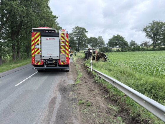 Unfall auf der Landesstraße 130: Holz-Lkw kippt in den Graben