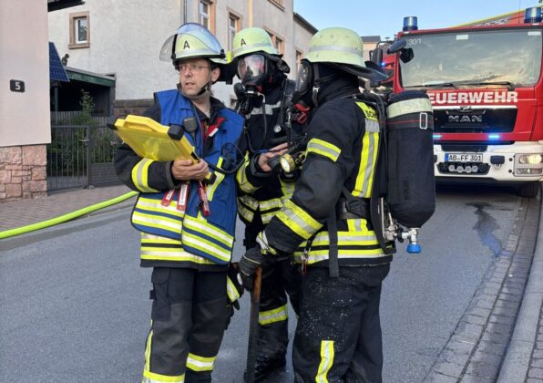 Brand in Schöllkrippen: Feuerwehr schützt Nachbarhäuser bei Großeinsatz