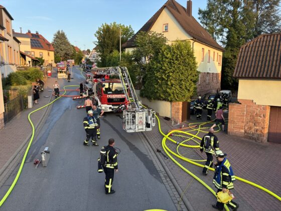 Brand in Schöllkrippen: Feuerwehr schützt Nachbarhäuser bei Großeinsatz