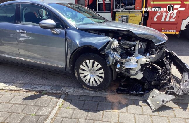 Unfall in der Aubinger Straße: Feuerwehr trennt Autodach ab