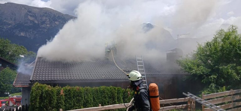 Gebäudebrand in Völs am Schlern: Flammen greifen auf Dachstuhl über