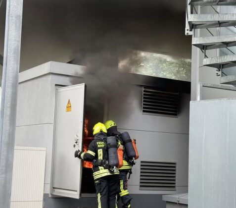 Brand in einer Trafostation in Bad Vilbel: Sonderl&ouml;schmittel angefordert