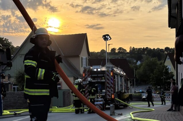 Brand in Schöllkrippen: Feuerwehr schützt Nachbarhäuser bei Großeinsatz