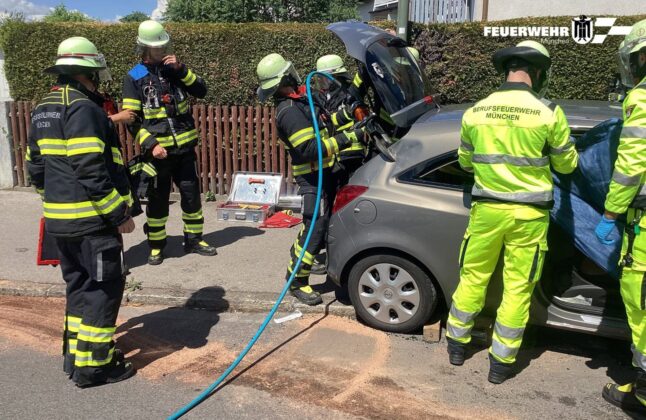 Unfall in der Aubinger Straße: Feuerwehr trennt Autodach ab