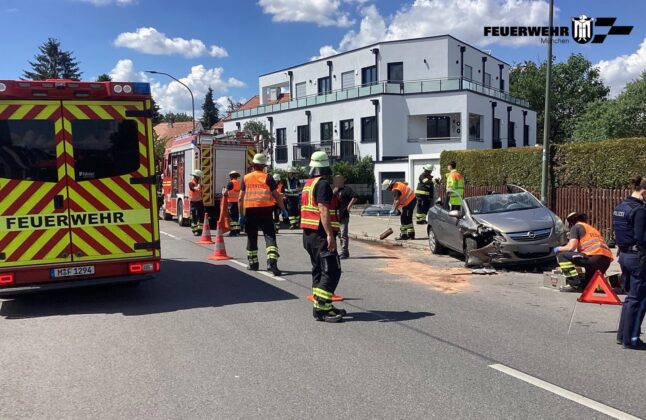 Unfall in der Aubinger Stra&szlig;e: Feuerwehr trennt Autodach ab