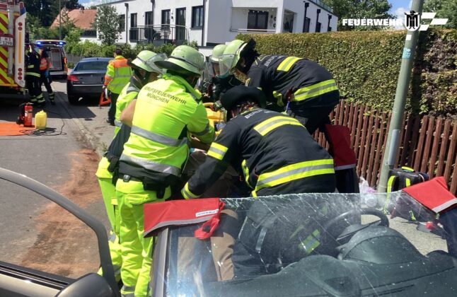 Unfall in der Aubinger Straße: Feuerwehr trennt Autodach ab