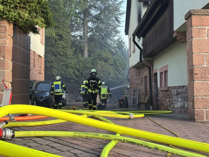 Brand in Schöllkrippen: Feuerwehr schützt Nachbarhäuser bei Großeinsatz
