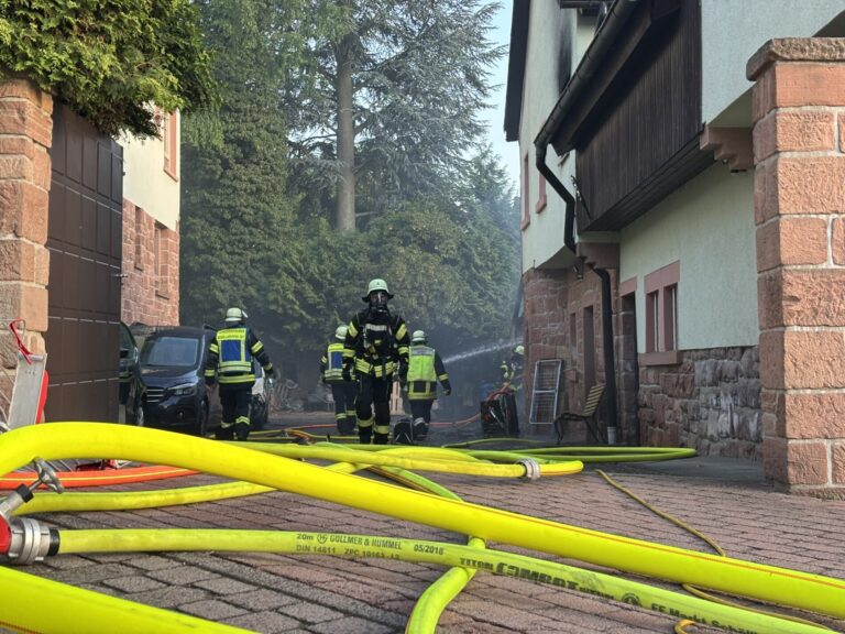 Brand in Schöllkrippen: Feuerwehr schützt Nachbarhäuser bei Großeinsatz