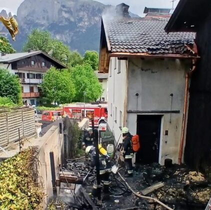 Gebäudebrand in Völs am Schlern: Flammen greifen auf Dachstuhl über
