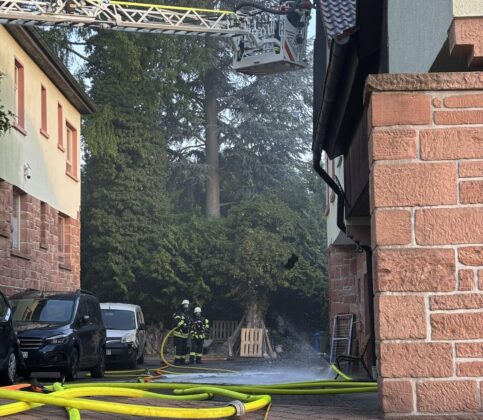 Brand in Schöllkrippen: Feuerwehr schützt Nachbarhäuser bei Großeinsatz