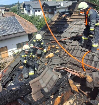 Gebäudebrand in Völs am Schlern: Flammen greifen auf Dachstuhl über