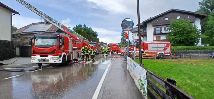 Gebäudebrand in Völs am Schlern: Flammen greifen auf Dachstuhl über