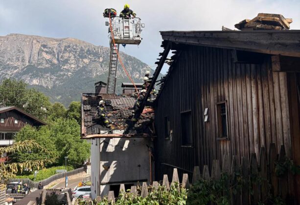 Gebäudebrand in Völs am Schlern: Flammen greifen auf Dachstuhl über